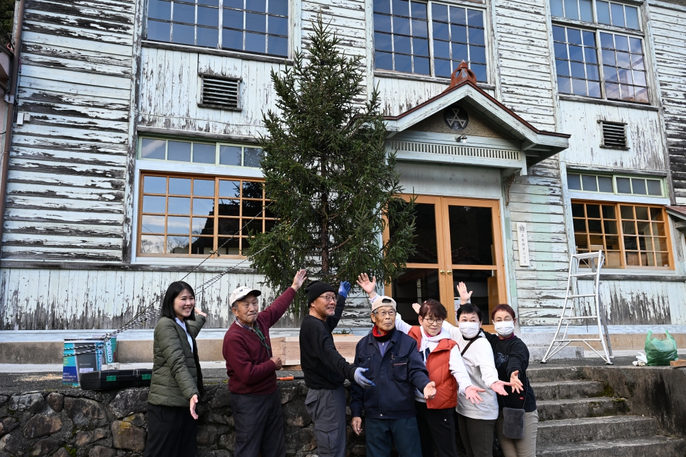 美又共存同栄ハウスに巨大クリスマスツリーが登場！みんなの笑顔が輝く飾り付け！