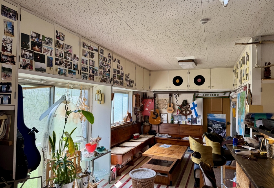 ラウンジに昭和レトロ部屋と、まるで秘密基地!