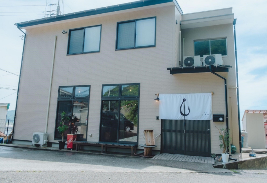 海辺の民宿「しまや」