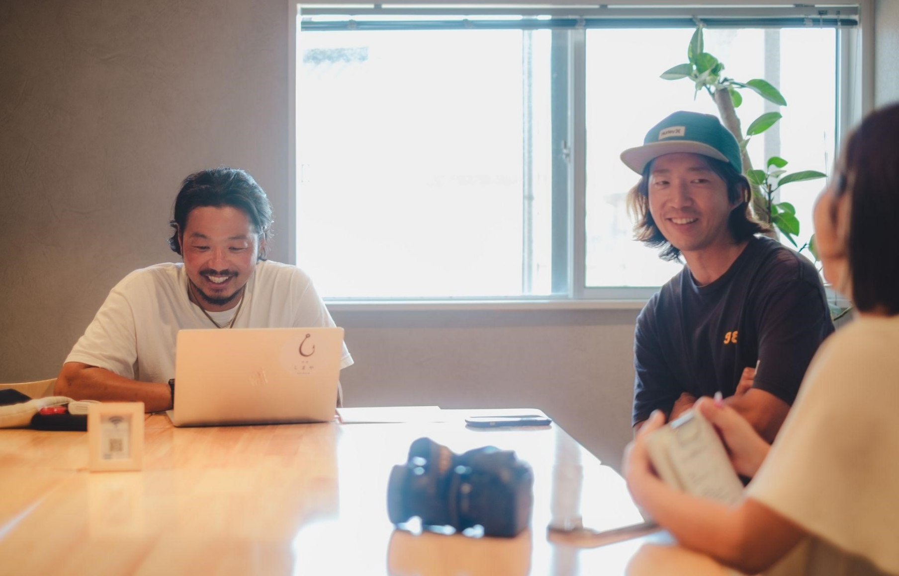 民宿しまやを経営する、田畑卓郎さん（写真左）と由井辰さん（写真右）