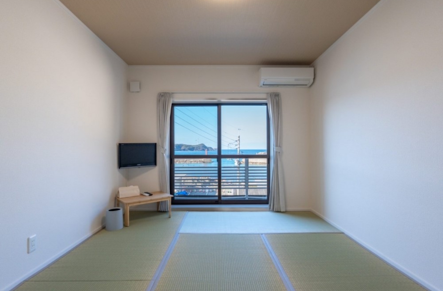 港が見える和室だけでなく、シングルまたはツインの洋室、さらに一棟貸しプランも用意されている。