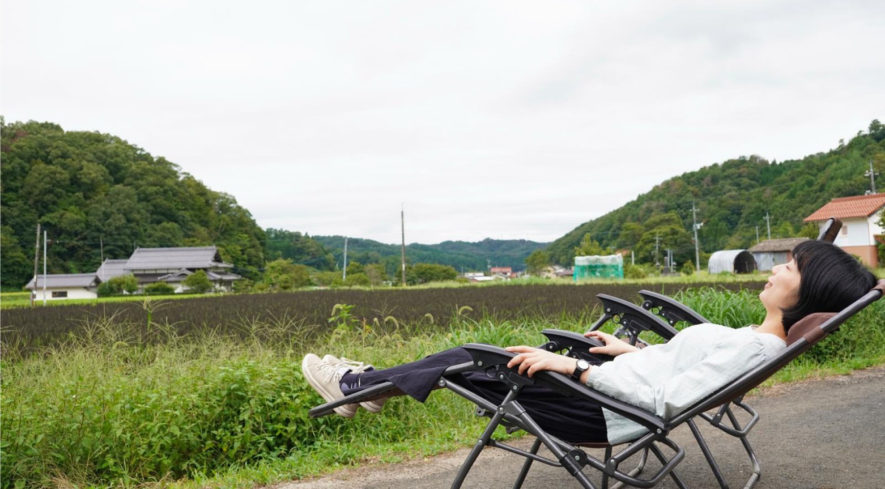 庭先のチェアでぼんやり過ごす