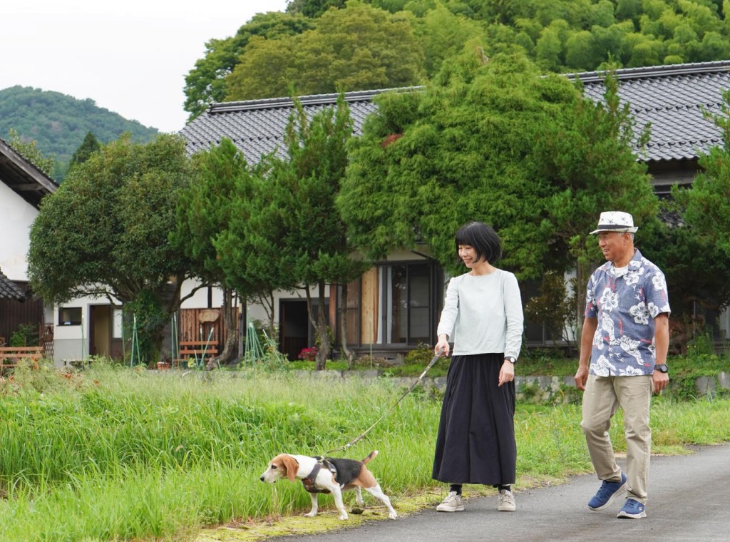 前田さん、かぐらちゃんと宿の周りを歩く