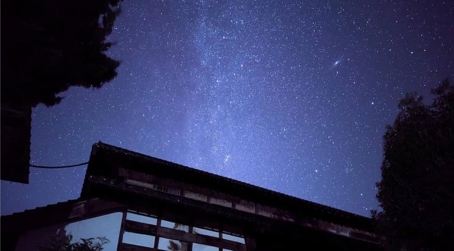 宿の屋根の上に広がる満天の星