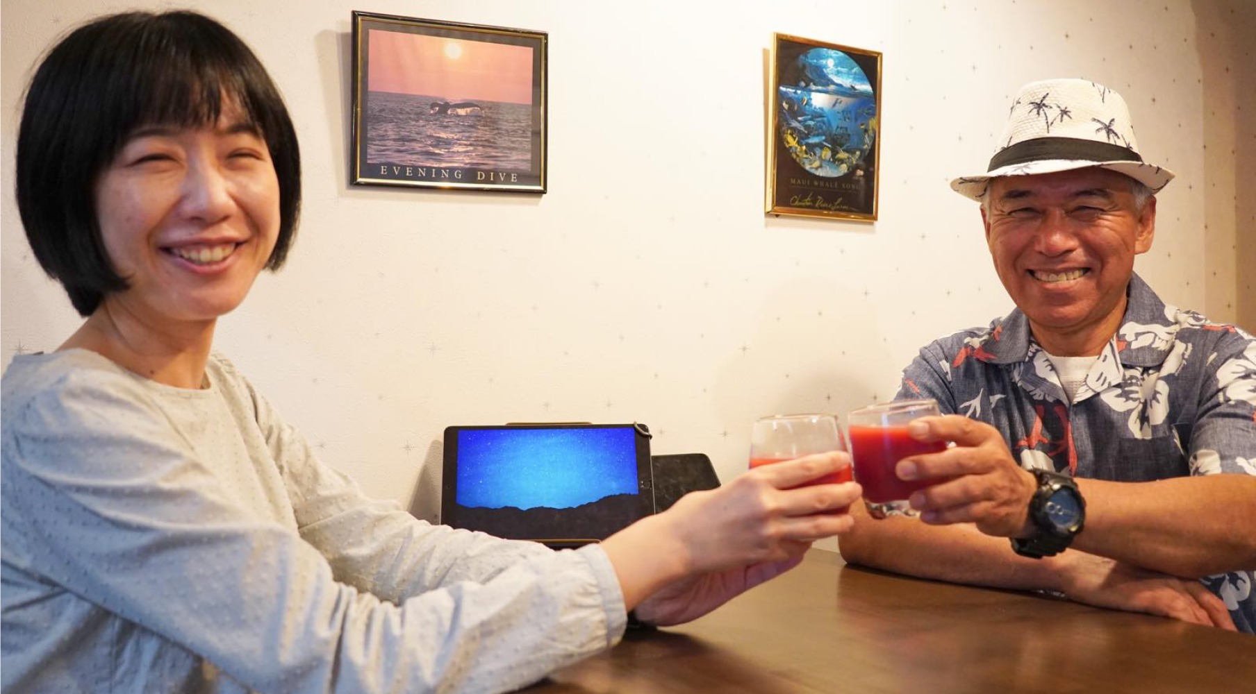 カクテルで乾杯する前田さんとゲスト
