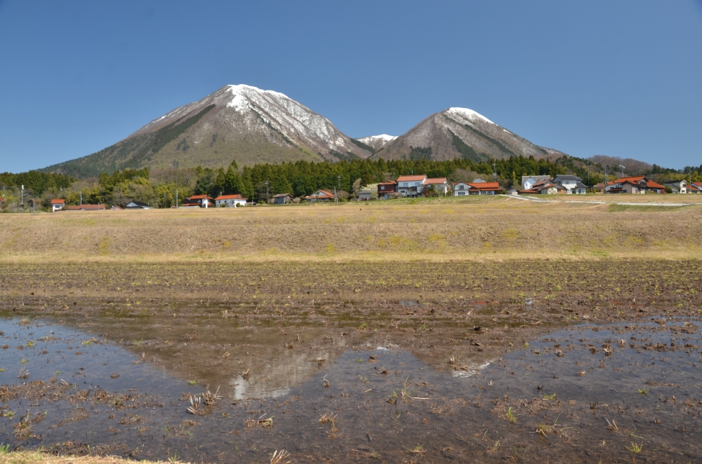 三瓶山の冠雪